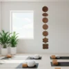 Guirnalda mural de los siete chakras tallada en madera en un estudio de yoga minimalista