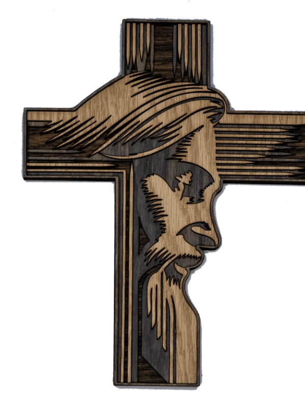 Cruz de nogal con el rostro sagrado de Cristo tallado a láser en estilo moderno