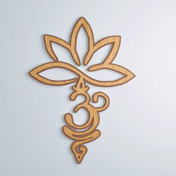 Flor de loto con símbolo Om cortada en madera de bambú para decoración de pared