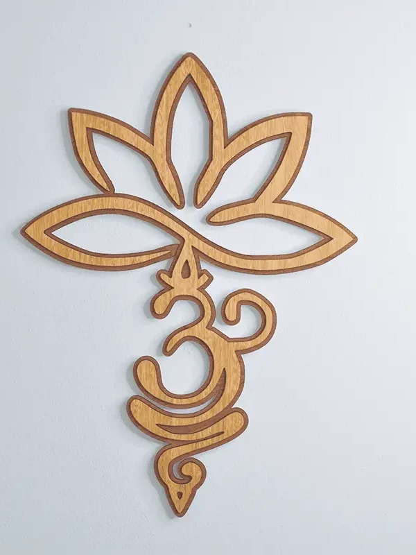 Flor de loto con símbolo Om cortada en madera de bambú para decoración de pared