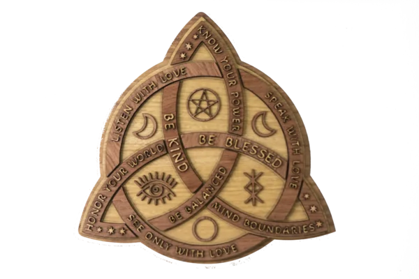 Mandala triskel celta en roble y caoba con mensajes “Be Blessed, Be Kind & Balanced”