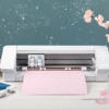 Plotter Silhouette Cameo 4 cortando cartulina rosa para scrapbooking y manualidades | Tienda Revenato