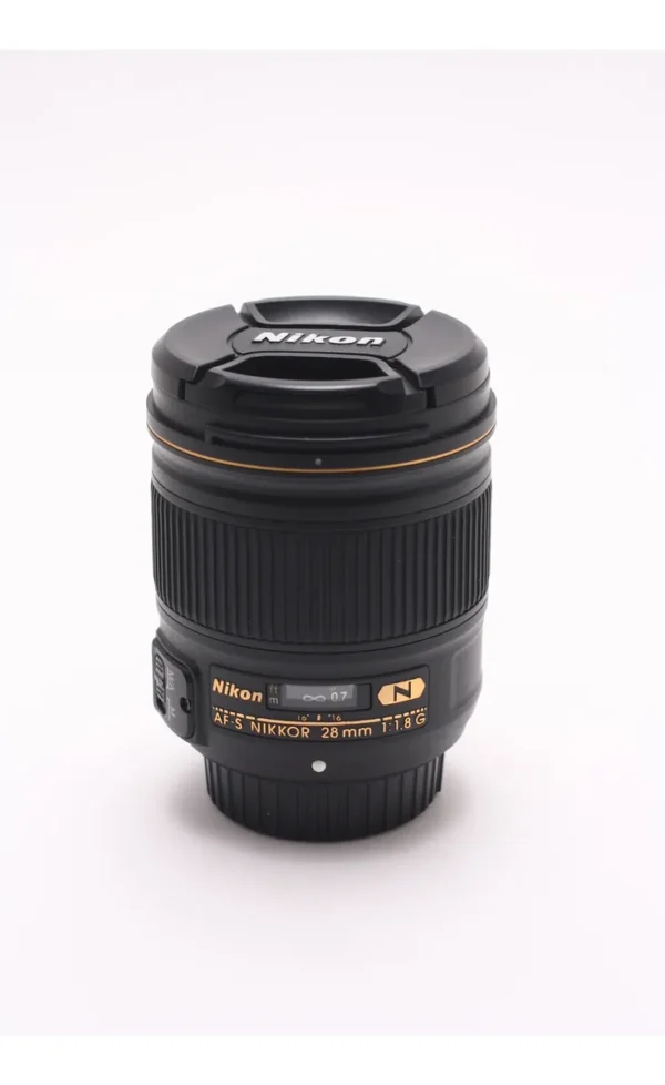 Lente Nikon AF-S NIKKOR 28mm f/1.8G con parasol HB-64