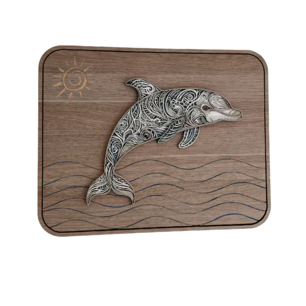 Panel de madera con delfín tribal en relieve, olas grabadas y sol inciso