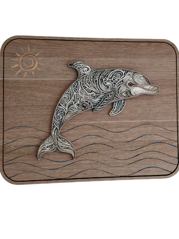 Panel de madera con delfín tribal en relieve, olas grabadas y sol inciso