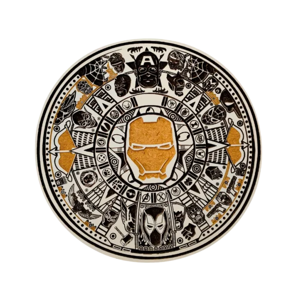 Mandala de madera con rostros de superhéroes (Iron Man, Capitán América, Spider-Man, etc.) estilo calendario azteca