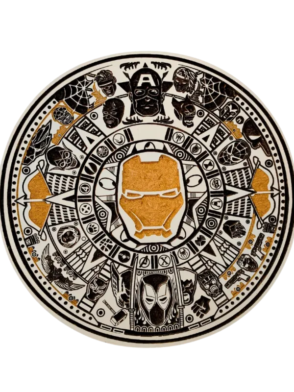 Mandala de madera con rostros de superhéroes (Iron Man, Capitán América, Spider-Man, etc.) estilo calendario azteca